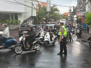 Tingkatkan Pelayanan Personel Lantas Polsek Kuta Utara Seberangkan Pejalan Kaki.