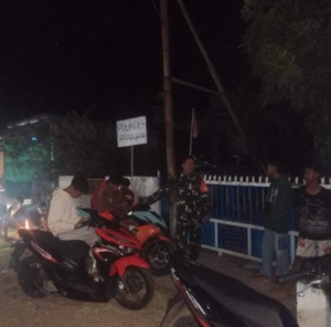 Kebersamaan di Malam Hari, Babinsa dan Pemuda Rasabou Jaga Kondusivitas