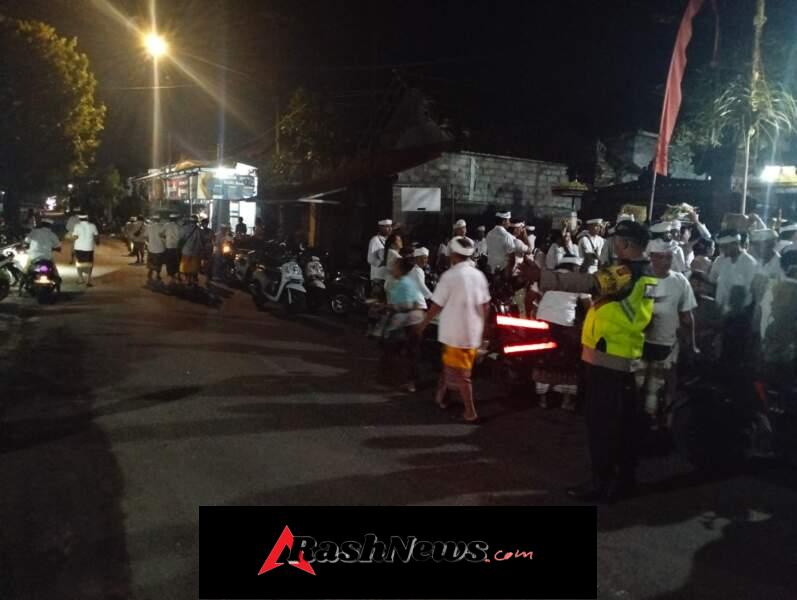 Bhabinkamtibmas Desa Suwat Melaksanakan Pengamanan Upacara Piodalan di Desa Adat Suwat
