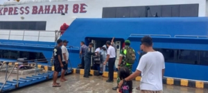 Pemantauan Kapal Penumpang EXPRES BAHARI 8E di Pelabuhan Ba’a Berjalan Tertib dan Aman