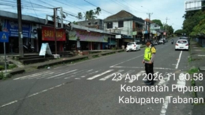 Pengaturan Arus Lalin Siang Hari, Polsek Pupuan Hadir Berikan Pelayanan Prima kepada Masyarakat