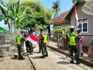 Koramil Rasanae dan Warga Raba Kota Bima Pasang Bendera Merah Putih