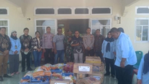Babinsa Dampingi Penyaluran Bantuan Beras dan Minyak di Desa Paubokol
