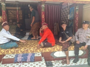 Bentuk Partisipasi  Tehadap Warga Binaan Bhabinkamtibmas Desa Jatiluwih Melayat di Rumah Duka Br. Kesambi, Desa Jatiluwih