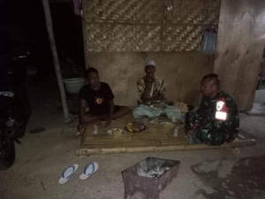 Jaga Keamanan Wilayah, Babinsa Pemongkong Ajak Warga Aktifkan Ronda Malam