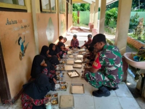 Babinsa Desa Seran Dampingi Program Makan Bergizi Gratis di SDN Seran