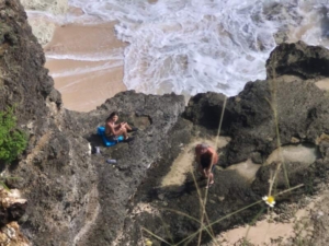 Dua WNA Terjebak Air Pasang di Pantai Dreamland, Dievakuasi Gunakan Helikopter