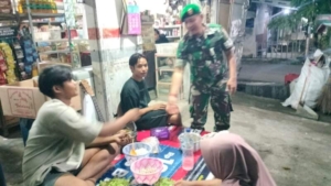 Patroli Malam Koramil Sekongkang, TNI Imbau Warga Jaga Keamanan Lingkungan