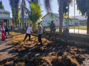 Gotong Royong di Alun-Alun Jereweh, TNI dan Warga Bersatu Jaga Kebersihan