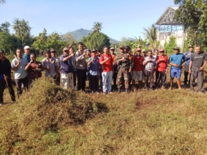 Babinsa dan Warga Gotong Royong Bersihkan TPU Batu Aden di Taliwang