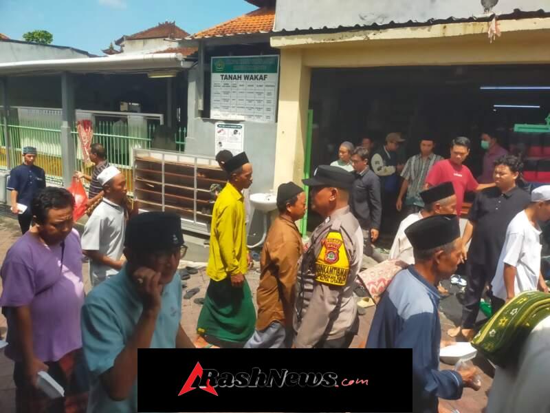 Bhabinkamtibmas Kerobokan Kelod Berbaur dengan Jamaah, Amankan Sholat Jumat