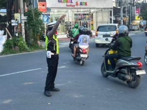 Polsek Mengwi Lancarkan Lalin Jalur Pererenan, Berikan Kelancaran dan Rasa Nyaman kepada Pengendara