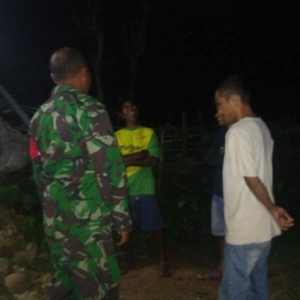 Lewat Ronda Malam, Babinsa Karombo Ajak Warga Peduli Keamanan Lingkungan