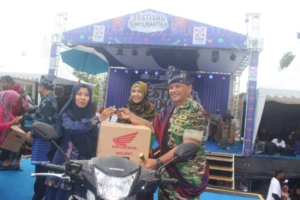 Kodim 1608/Bima dan Persit Ramaikan Pawai Rimpu HUT Kota Bima ke-24 dengan Semangat Budaya