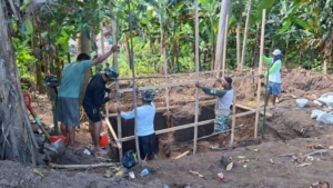 Semangat Gotong Royong Tak Surut, Babinsa Nowa Pimpin Pemasangan Patok Pilon Jembatan Garuda