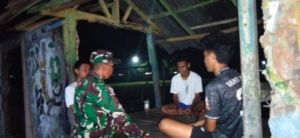 Babinsa Nusa Jaya Aktif Patroli Malam, Perkuat Kerukunan Warga