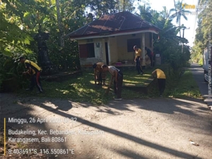 Wujudkan Lingkungan ASRI, Kapolsek Bebandem Pimpin Giat Korve di Pos Kamling Tunas Mekar