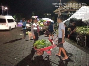 Aktivitas Pasar Mulai Ramai, Samapta Polsek Mengwi Intensifkan Patroli di Pasar Mengwi