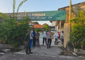 Bhabinkamtibmas Desa Dangri Kelod Bersama Babinsa Kawal Jalan Sehat Millad Yayasan Tawakkal ke-32