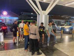Polisi Sapa Wisatawan di Bandara Ngurah Rai, Perkuat Rasa Aman Lewat Patroli Humanis