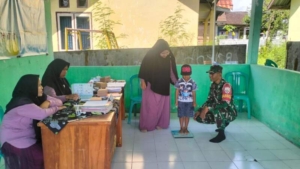 Kegiatan Posyandu Lamontet B Berjalan Lancar, Babinsa Turut Dampingi Pelayanan Kesehatan