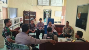 Babinsa dan Bhabinkamtibmas Dampingi Kegiatan Cek Poskamling di Desa Moteng