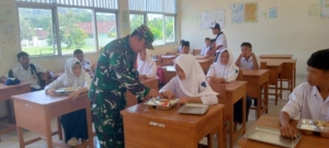 TNI Dukung Kesehatan Pelajar, Babinsa Dampingi Distribusi MBG di SMPN 4 Poto Tano