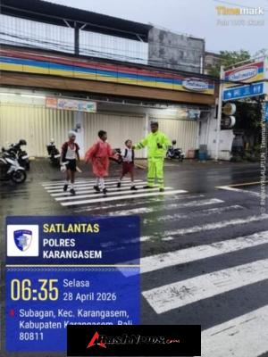 Cegah Kecelakaan Anak Sekolah Personil Lantas Laksanakan Penyebrangan di SD Negeri 1 Subagan,