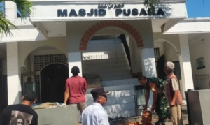 Gotong Royong Babinsa dan Warga Perbaiki Masjid Pusaka