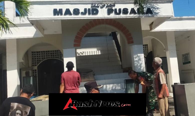 Gotong Royong Babinsa dan Warga Perbaiki Masjid Pusaka