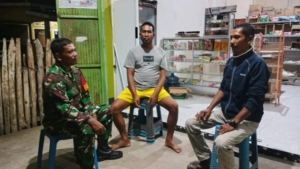 Babinsa Mumbu Ajak Warga Jauhi Peredaran Tramadol dan Miras Lewat Ronda Malam