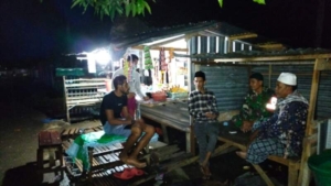 Babinsa Rasabou Aktif Ronda Malam, Jaga Keamanan dan Pererat Silaturahmi Warga