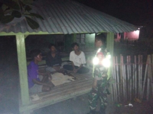Babinsa Koramil 1608-02/Bolo Intensifkan Ronda Malam Bersama Warga