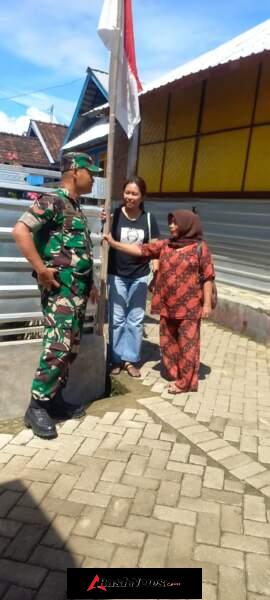 Babinsa Sampir Pimpin Pemasangan Bendera Merah Putih, Tumbuhkan Semangat Nasionalisme
