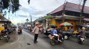 Personel Polsek Rendang melaksanakan kegiatan pos keselamatan Strong Point atensi arus lalu lintas