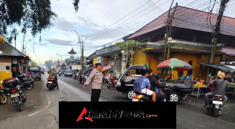 Personel Polsek Rendang melaksanakan kegiatan pos keselamatan Strong Point atensi arus lalu lintas