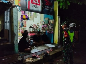 Babinsa Koramil Rasanae Gelar Patroli Malam dan Kongkow di Wilayah Binaan