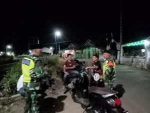 Babinsa Koramil 1608-03/Sape Aktif Menggelar Patroli Kongkow-Kongkow Bersama Warga