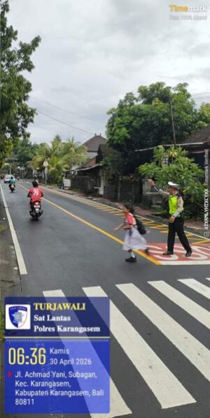 Personil Lantas Laksanakan Penyebrangan di SD Negeri 1 Subagan,