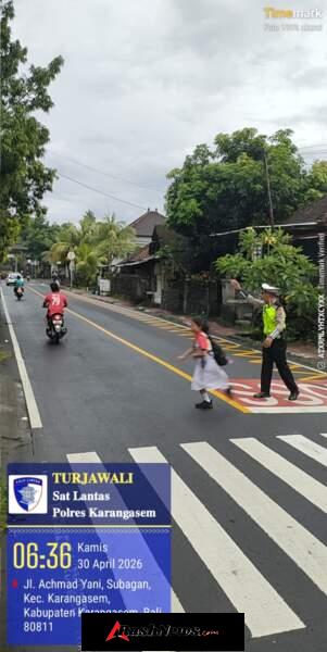 Personil Lantas Laksanakan Penyebrangan di SD Negeri 1 Subagan,