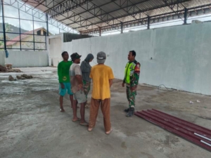 Babinsa Koramil Monta Galakkan Komsos dan Gotong Royong Bersama Warga