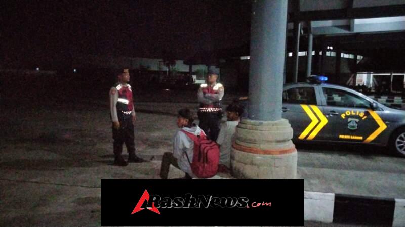 Polisi Sapa Penumpang di Terminal Mengwi, Ingatkan Keselamatan di Tengah Cuaca Tak Menentu