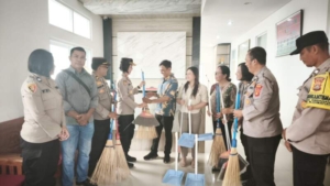 Bina Kamtibmas, Kapolsek Blahbatuh Sambang Dan Penyerahan Sarana Kontak Di Desa Keramas