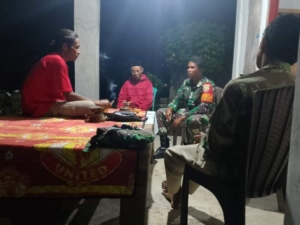 Ronda Malam dan Silaturahmi, Babinsa Manggelewa Perkuat Keamanan Desa