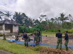 Satgas TMMD ke 128 Kodim 1623/Karangasem membangun  lapangan voli untuk Masyarakat di Desa Pempatan