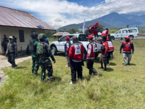 ‎Evakuasi Cepat, TNI dan PMI Puncak Jaya Hadirkan Harapan Bagi Masyarakat Sinak di Kampung Tirineri Puncak Jaya
