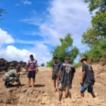 Babinsa Kodim 1601/Sumba Timur Dampingi Warga Kerjakan Tahap Awal Jembatan Gantung Garuda