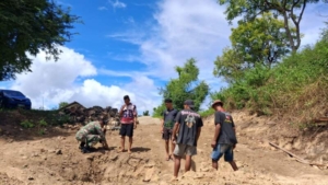Babinsa Kodim 1601/Sumba Timur Dampingi Warga Kerjakan Tahap Awal Jembatan Gantung Garuda