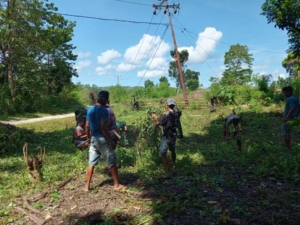 TNI Bersama Warga Bersihkan Lokasi Pembuatan Sumur Bor di Sumba Barat Daya