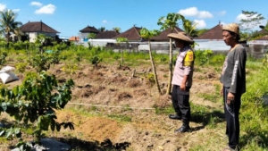 Bhabinkamtibmas Desa Tamanbali Sambangi Petani, Dorong Pemanfaatan Lahan untuk Ketahanan Pangan